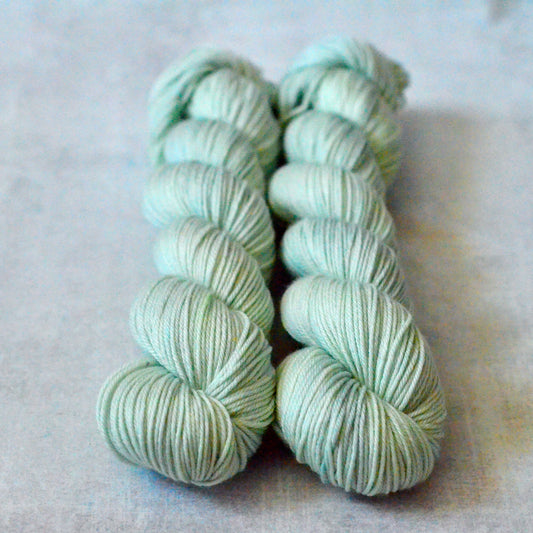 A Hint of Mint [merino dk]